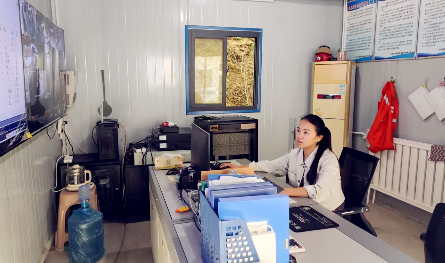 堅(jiān)守安全防線(xiàn)，綻放巾幗風(fēng)采｜記西溝鐵礦安全監(jiān)控員黃春玲