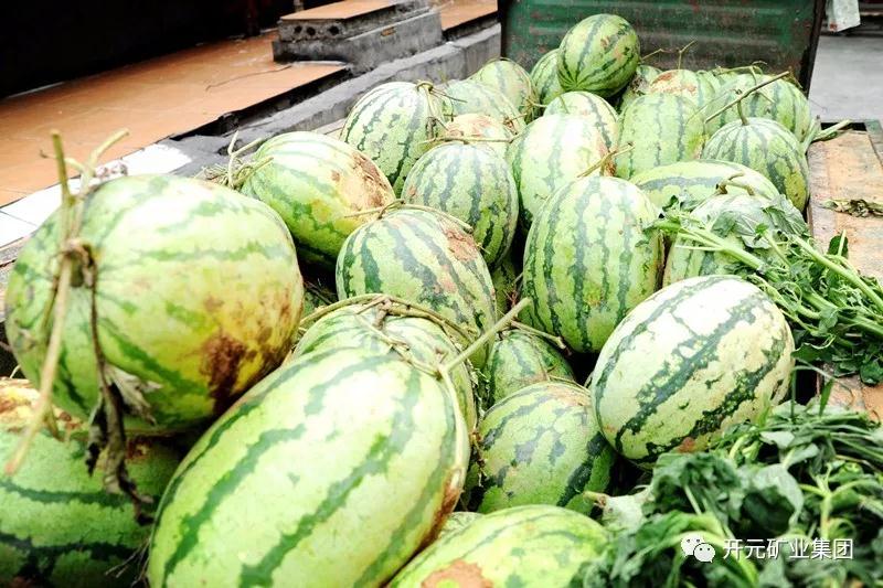 買(mǎi)下一整車(chē)西瓜，讓瓜農(nóng)早點(diǎn)回家